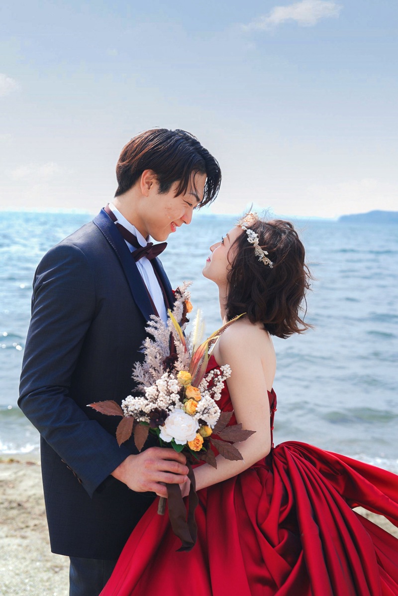 お二人の自然な笑顔を引き出します。