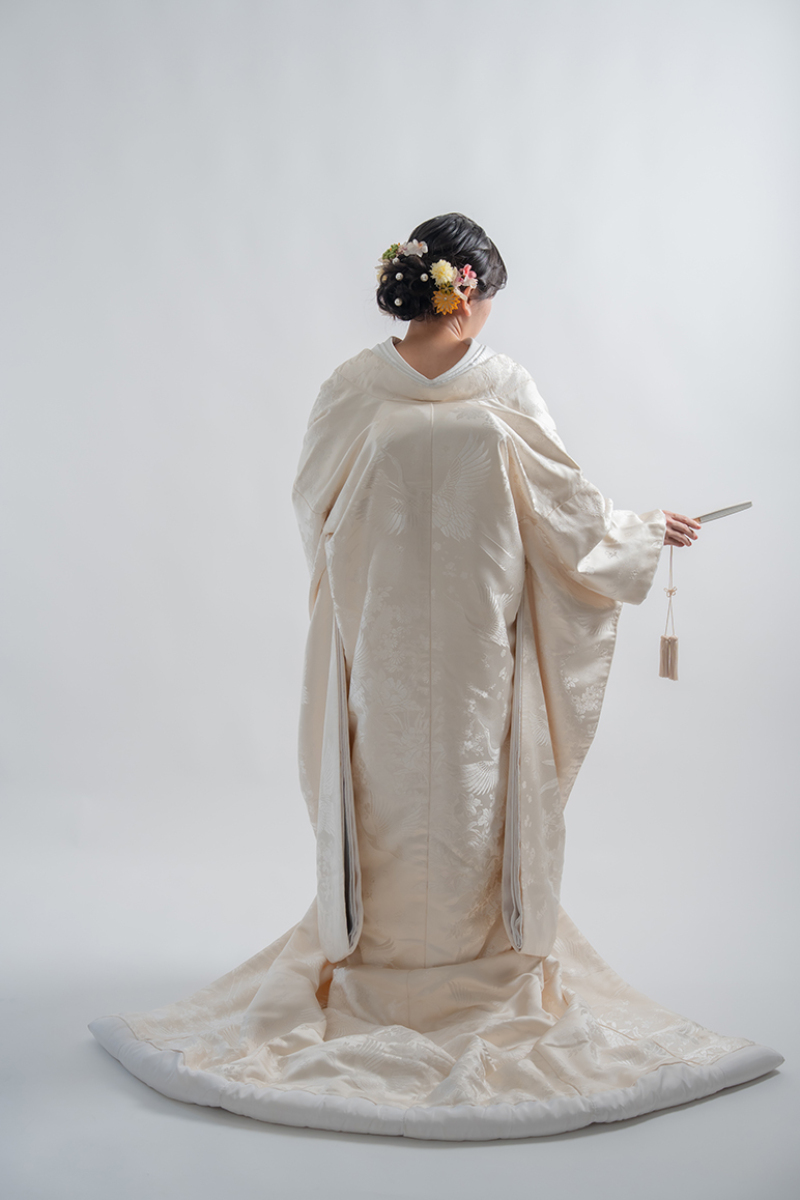 白無垢の凛とした背中