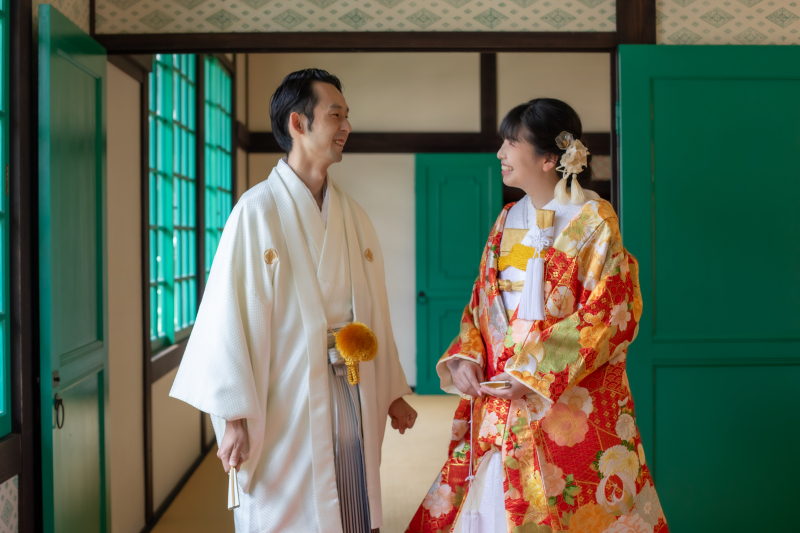 鮮やかな扉に映える和装姿