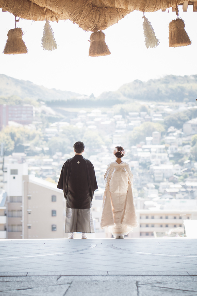 街を見下ろす神前の誓い。