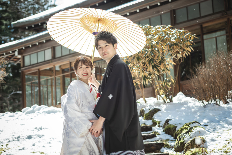 雪が積もった中で…