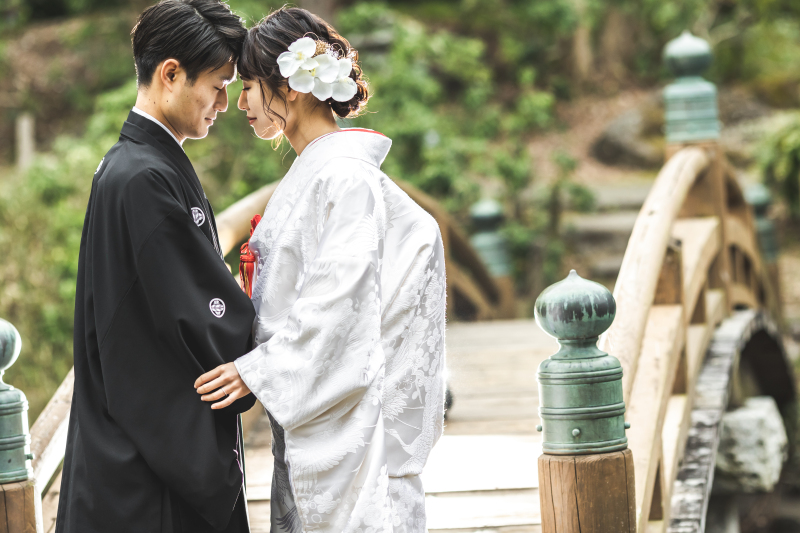 庭園の橋の前で…