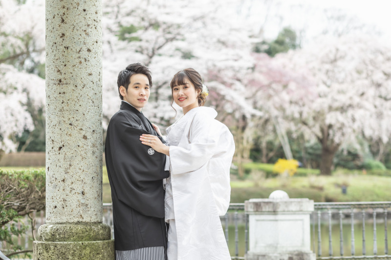 桜をバックに…