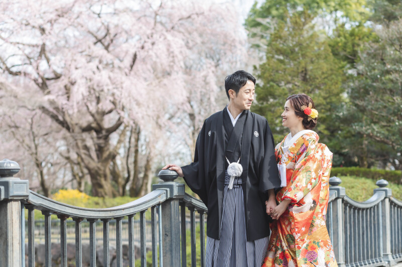 桜をバックに…