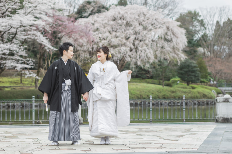 お袖元を持って…