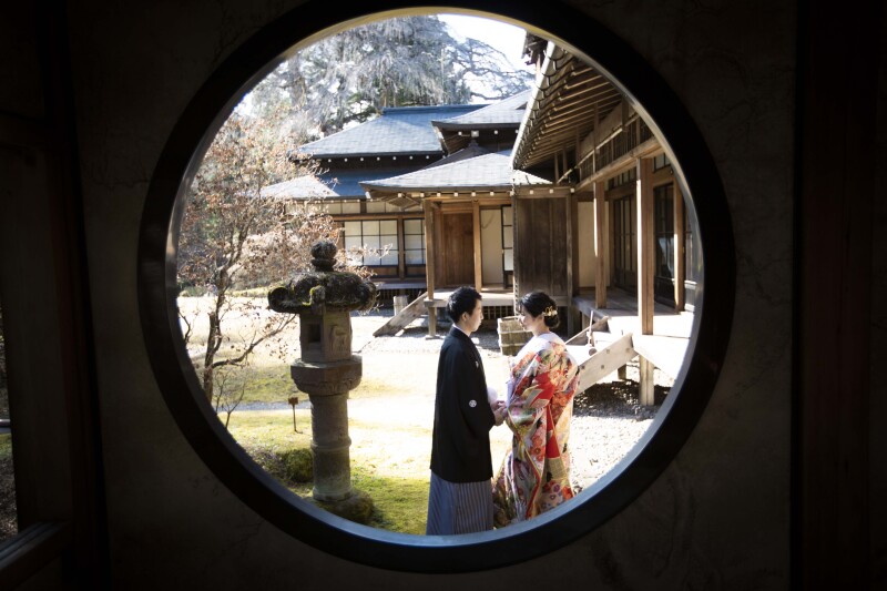 丸窓越しのお写真