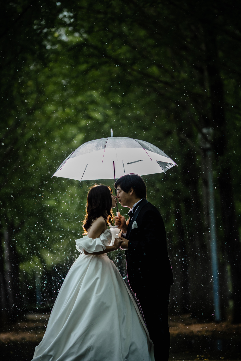 雨のイメージを映画のワンシーンのように撮影