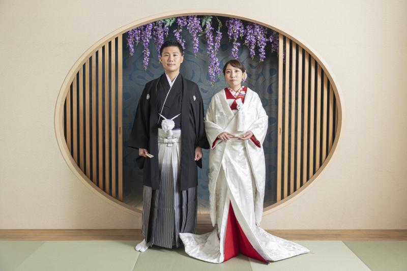 藤の花を背景に