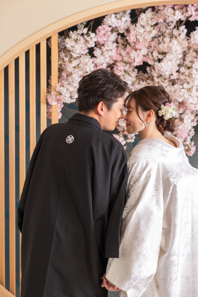 桜をバックにして