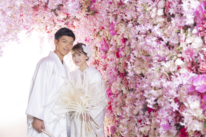 華やかなフラワーウォールの中で