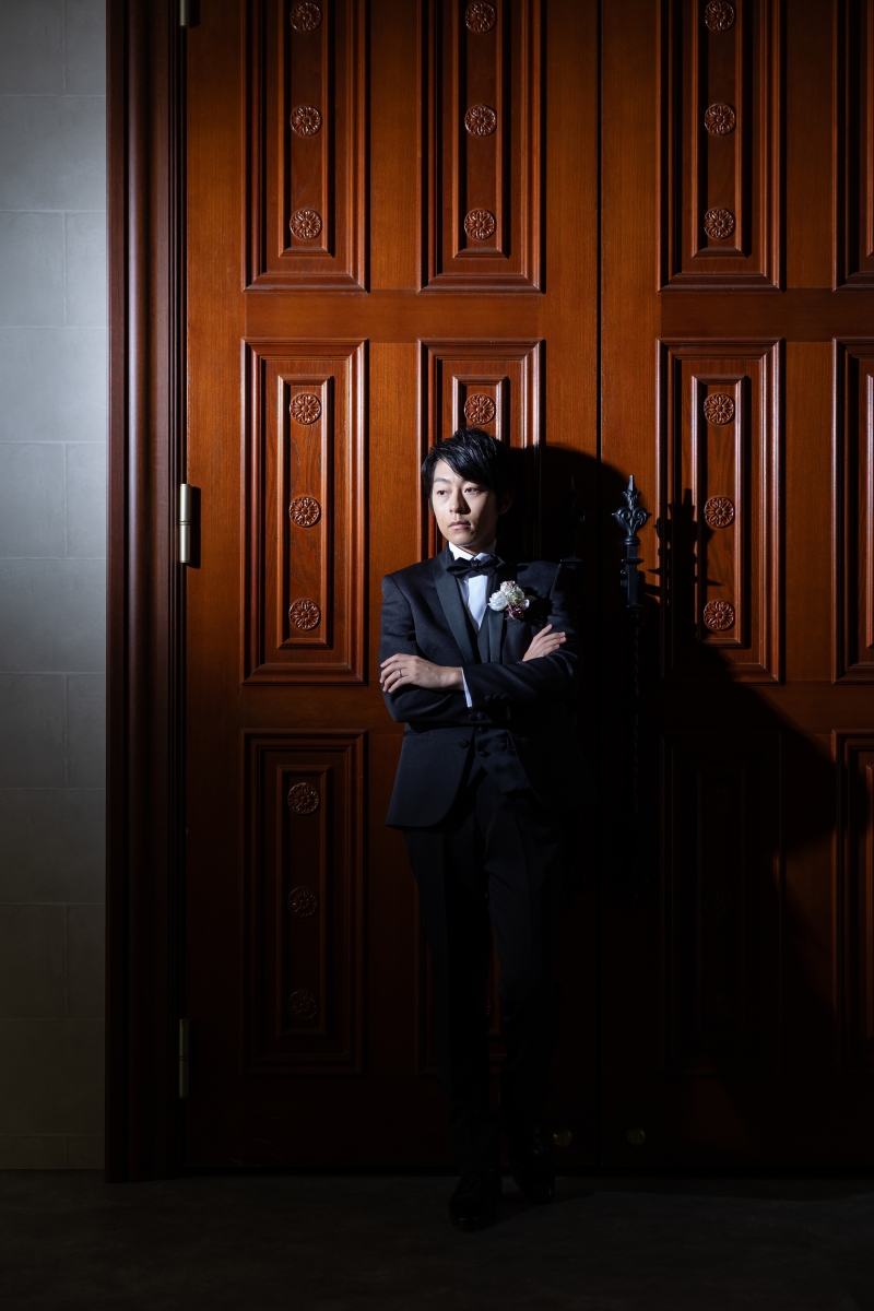 扉の前で新郎様ソロショット