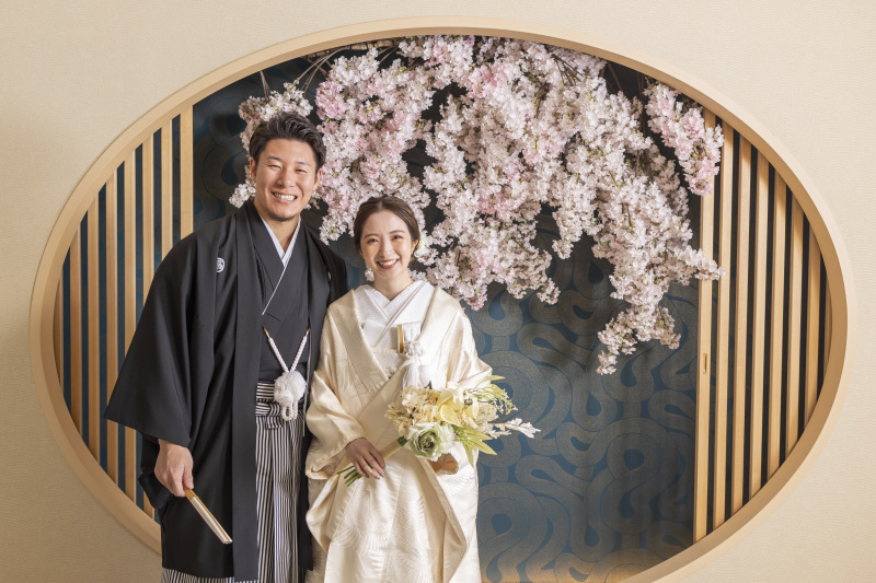 和装でにこやかに