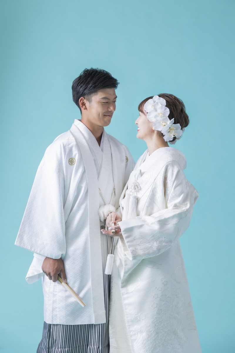 カラーの背景で衣装の柄を！