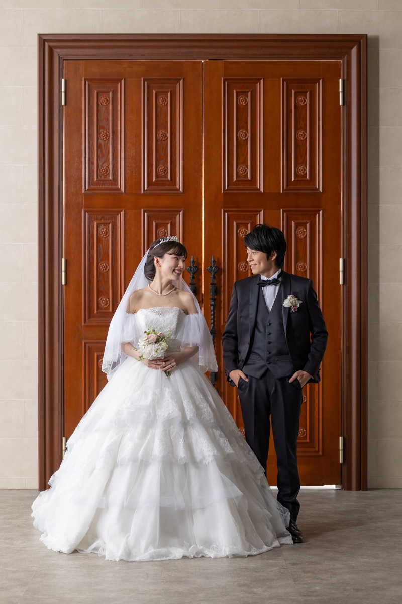 大きな扉の前で