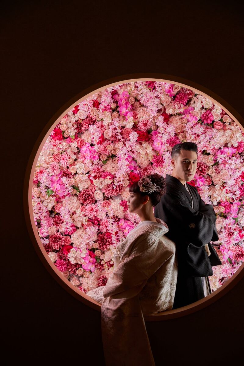 当店で人気の慶事窓から見えるフラワーウォール