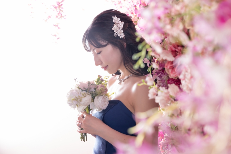 フラワーウォールで新婦様ソロショット