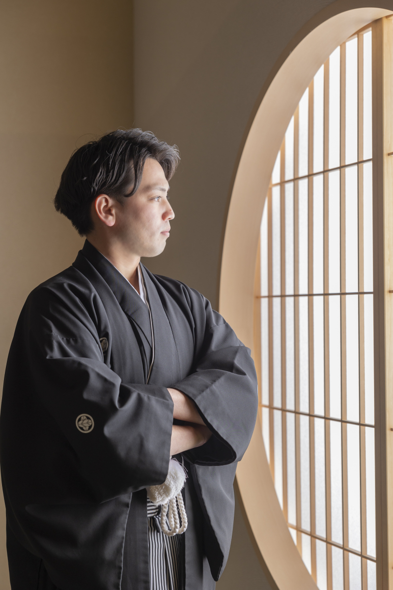 目線を外して凛々しく