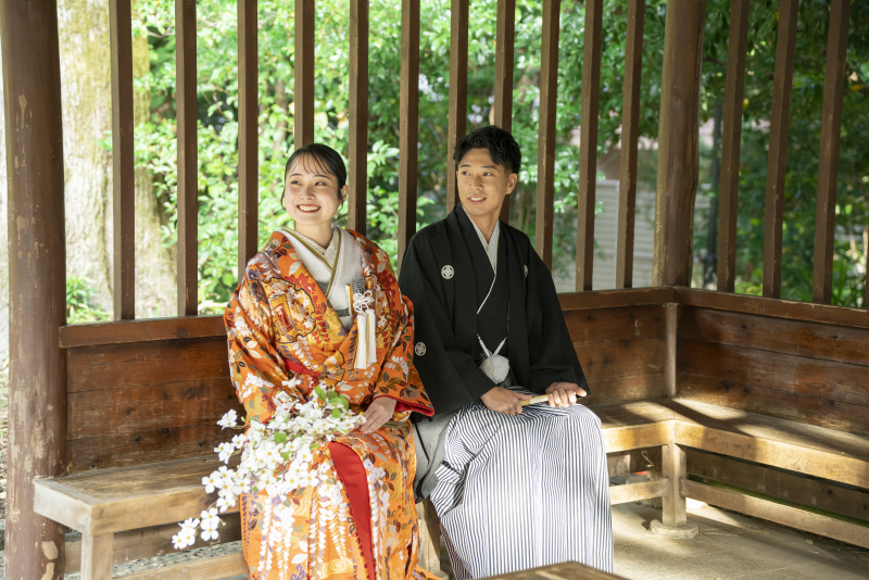 目線を逸らして…