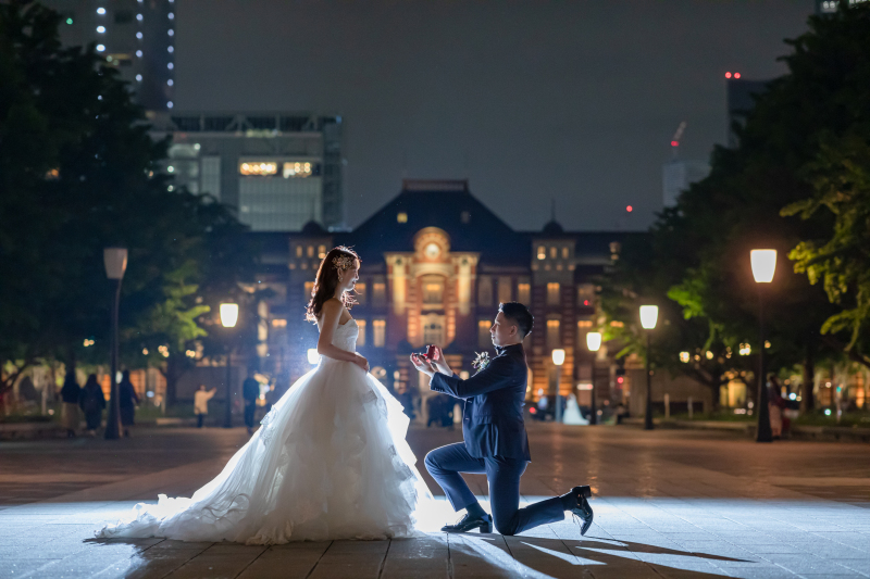 王道の駅舎前プロポーズカットで華やかに