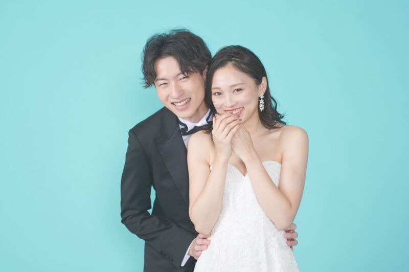 シンプルな背景でお二人の表情を♪