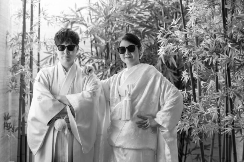 サングラスを持ち込んでモノクロでアーティスティックに。