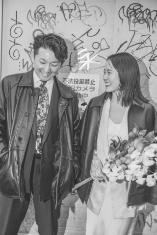 フィルムで撮影、暗室で作業をしていた頃の名残か、モノクロームの世界観を好んでいます。