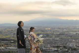奈良の街を一望できる若草山での一枚。夕暮れ時に撮影したこともあり、よりエモーショナルな雰囲気のある写真となりました。