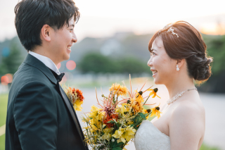 お二人らしい自然な表情が素敵な一枚です。