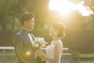 その時間でしか撮影ができないものを状況に応じて撮影。夕焼けならではの写真とお二人の表情が非常にマッチした1枚です。