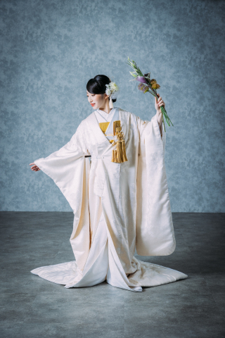 広告撮影のテイストで撮影させていただきました。お持込の思入れある造花と和装の中にあるしなやかさを表現しました。