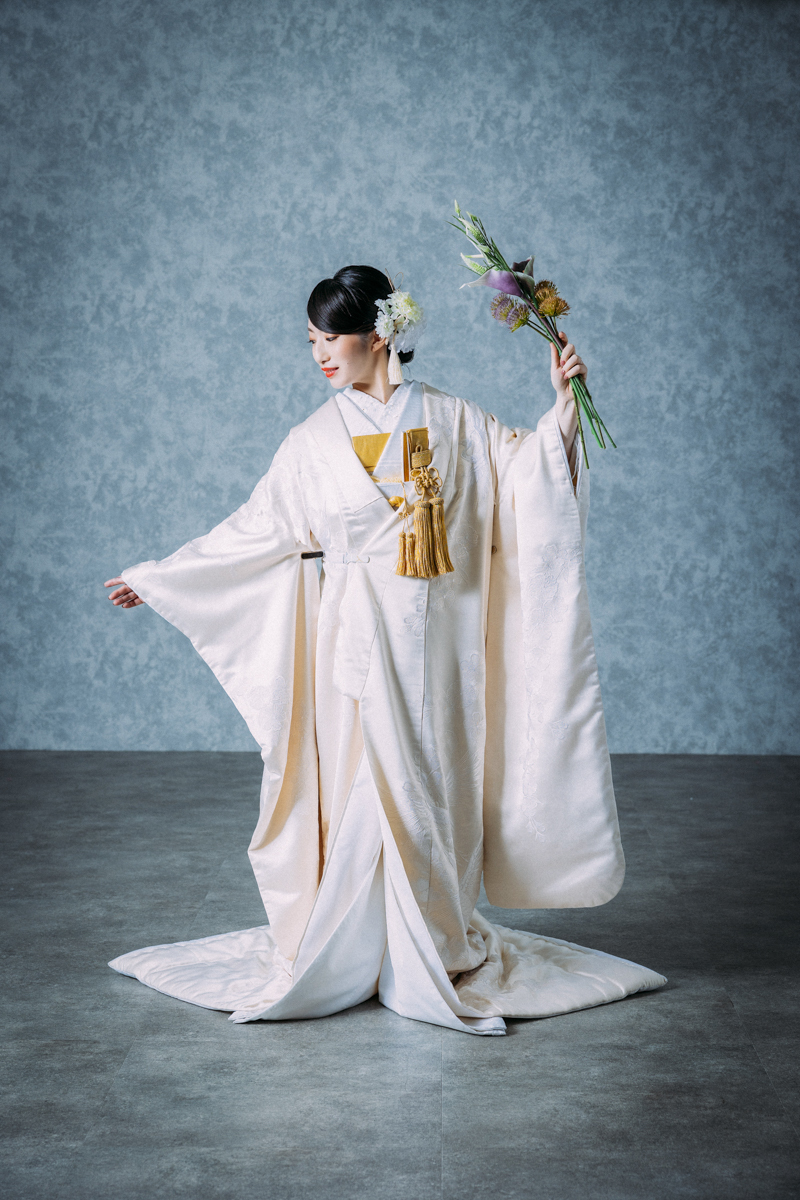 広告撮影のテイストで撮影させていただきました。お持込の思入れある造花と和装の中にあるしなやかさを表現しました。