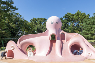 タコの形をした滑り台でパシャリ。この日は天気に恵まれて空も綺麗なお写真に仕上がりました。
