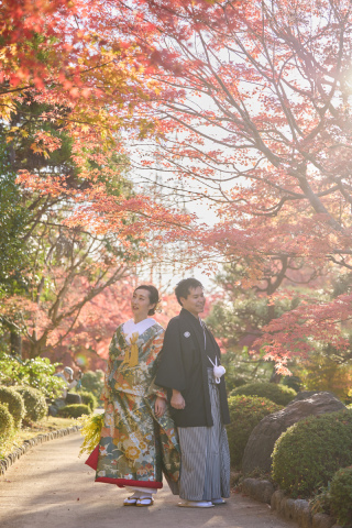 日本庭園のロケーションにこやかな自然な表情でふんわりしたお写真です♪暖かなお写真がとても素敵です！