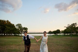 公園の広場をふたりで全力疾走！自然体な笑顔が素敵な一枚です。