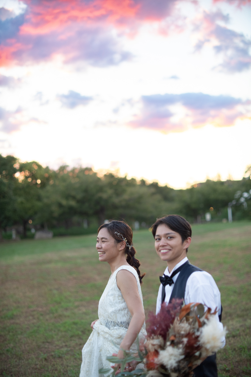 夕焼けをバックにお二人の自然の笑顔がより素敵に仕上がりました