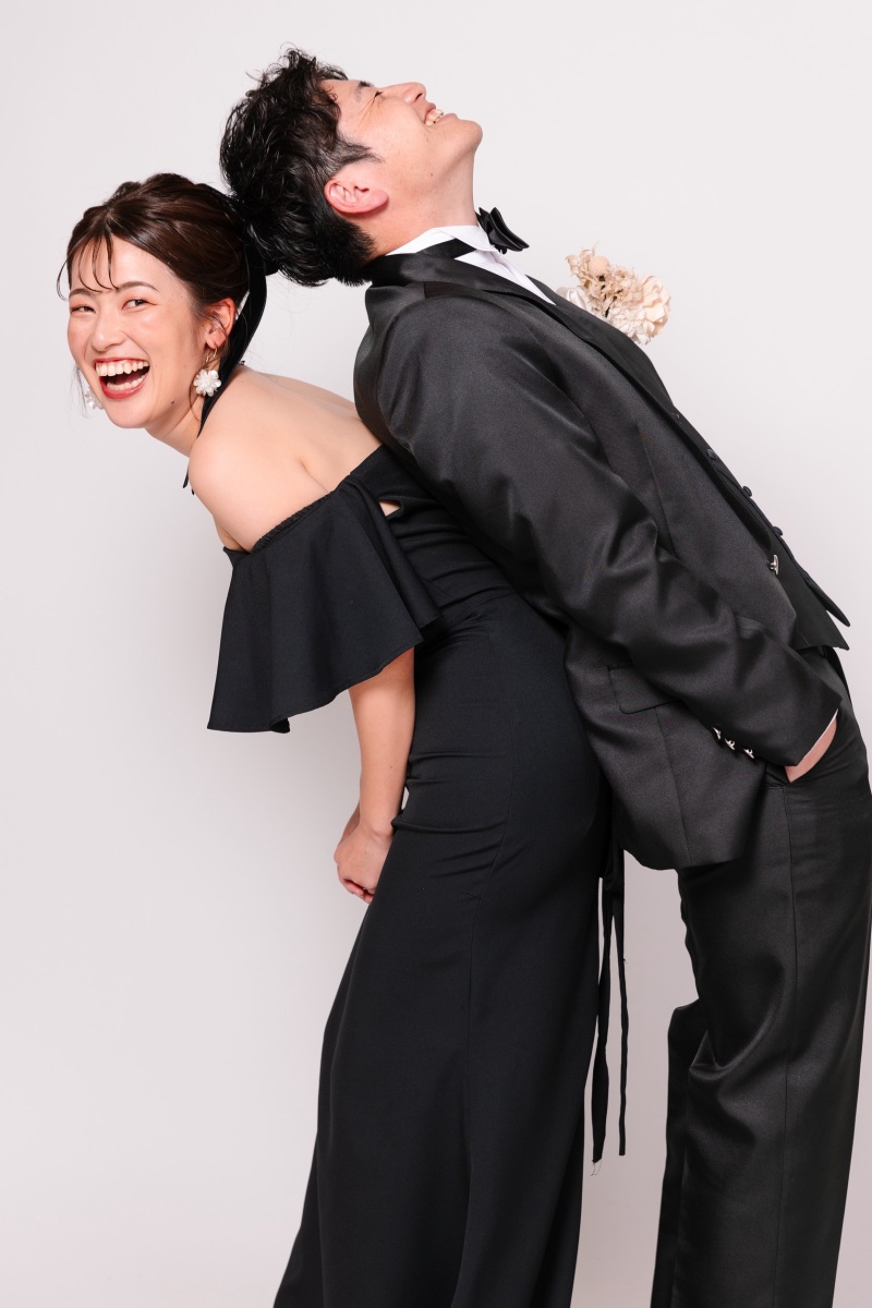大人っぽくも笑顔溢れる背中合わせ 
