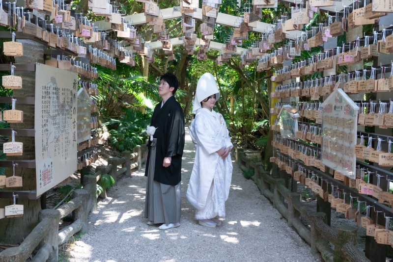 祈りの古道で背中合わせ