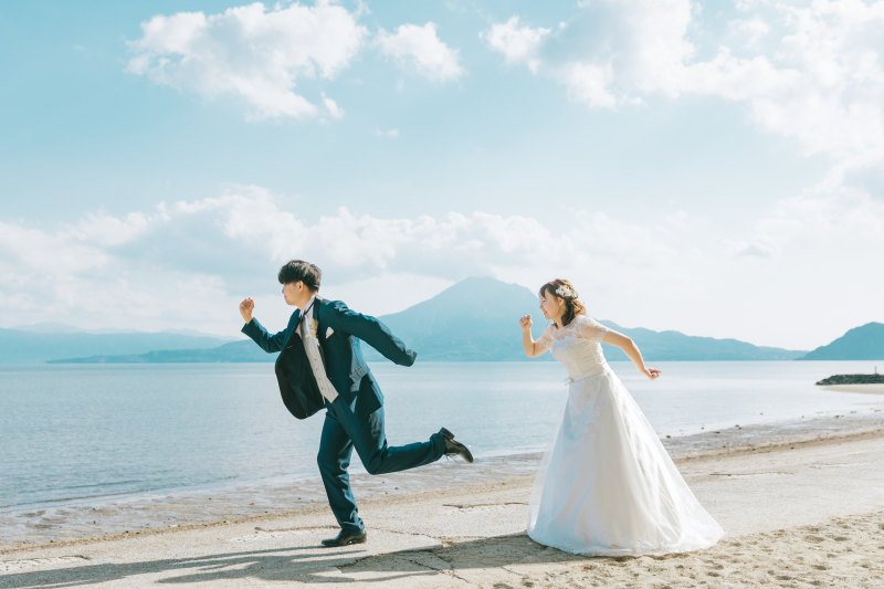 桜島と海をバックに