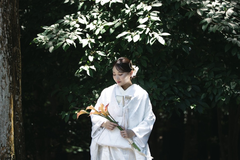 緑に溶け込む、花嫁様の美しい表情
