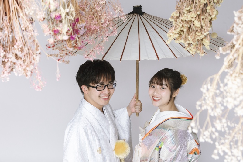 花々に囲まれて、とびきりの笑顔