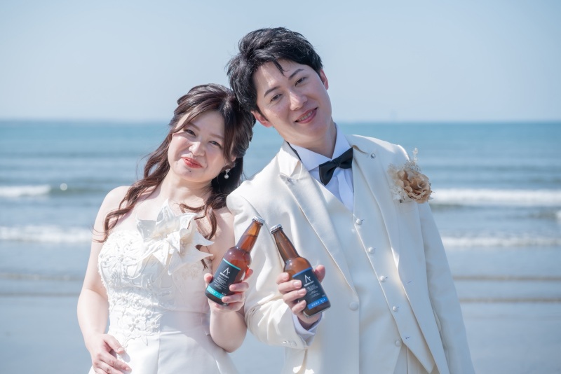 青い海を背に乾杯！