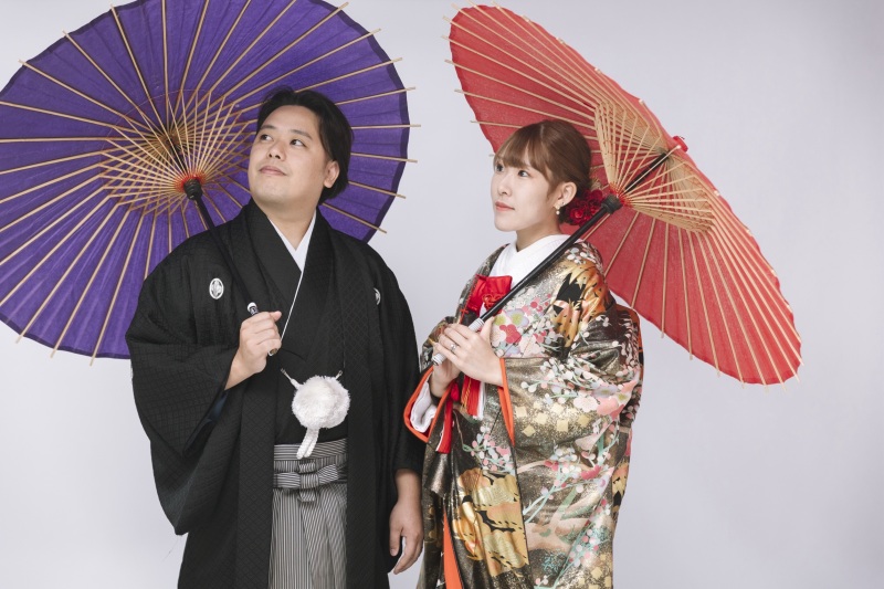 色鮮やかな和傘で彩る、和装のワンシーン