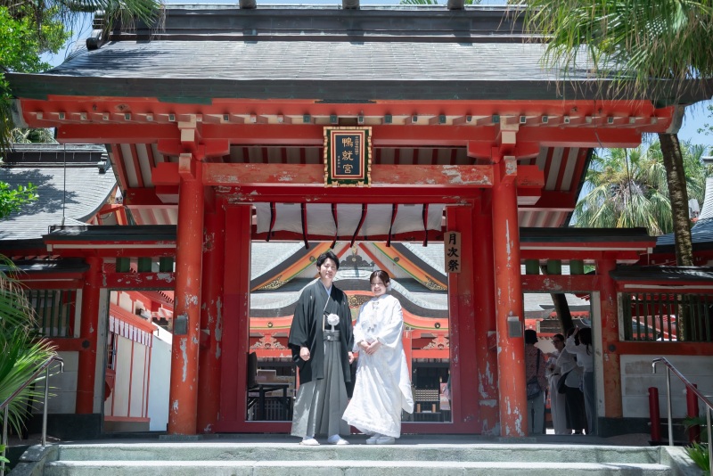 由緒ある神社の門前で