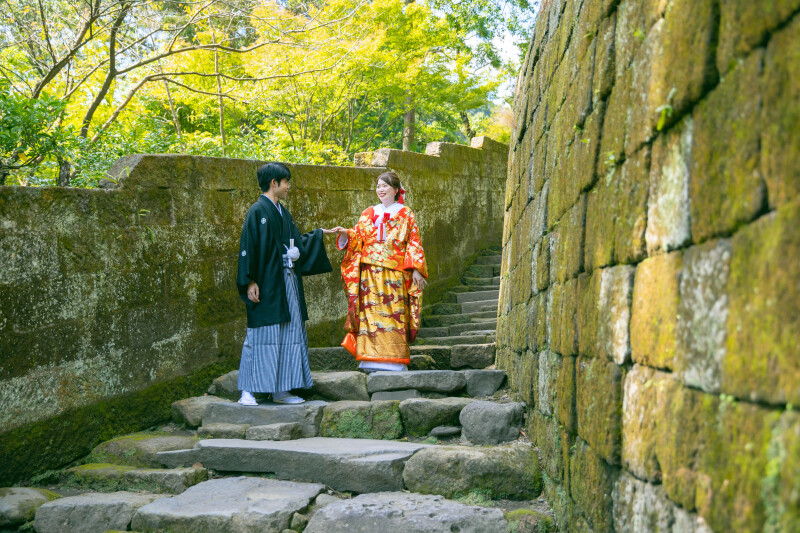 手を取り合って