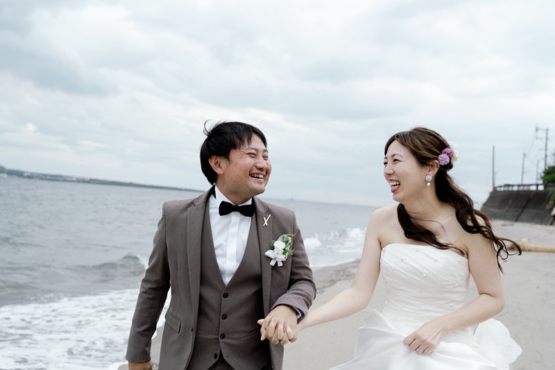 海風を感じて、笑顔のふたり