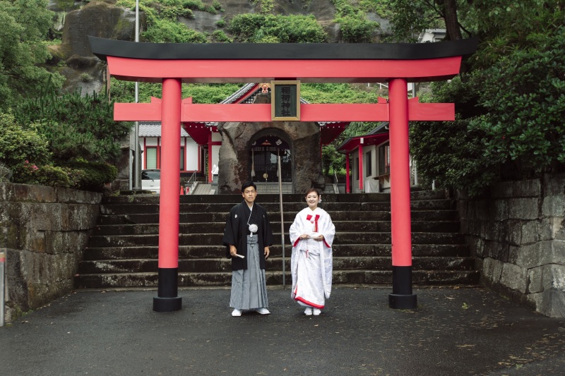 歴史ある鳥居の前で、夫婦の誓い