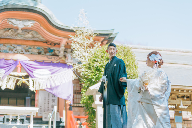 手を取り合って