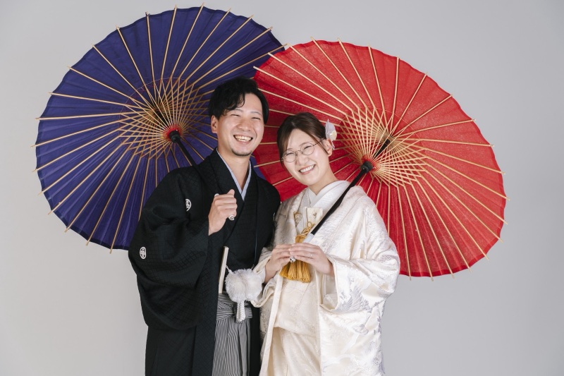 和傘を添えて、笑顔の二人
