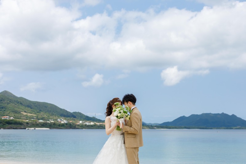 ブーケで顔を隠して♡