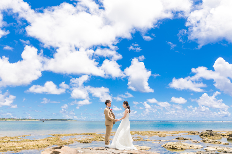 手を取り合って